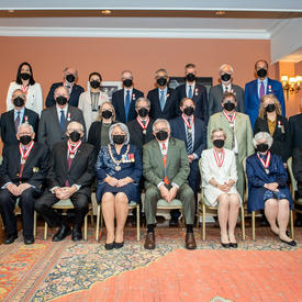 Photo de groupe des récipiendaires de l'Ordre du Canada avec Leurs Excellences.