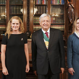 The Governor General is standing beside His Excellency Andrés Manuel López Obrador and his wife, Beatriz Gutiérrez Müller.  