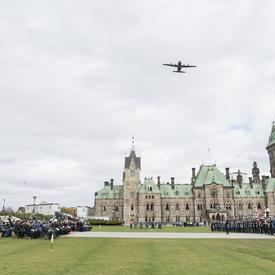 Son Excellence la très honorable Julie Payette, gouverneure générale et commandante en chef du Canada, a assisté au défilé de commémoration du Service royal de la logistique du Canada à l’occasion de son 50e anniversaire le 16 octobre 2018. 