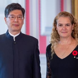 His Excellency Peiwu Cong, Ambassador of the People’s Republic of China, stands beside the Governor General.