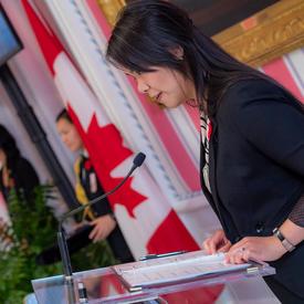 Le maître de cérémonie prend la parole lors d'une cérémonie d'investiture de l'Ordre du mérite des corps policiers.