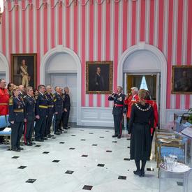 L'hymne national est chanté par deux chanteurs alors que le public se tient debout en solidarité.
