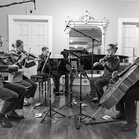 La fanfare militaire joue lors d'une cérémonie d'investiture de l'Ordre du mérite des corps policiers.