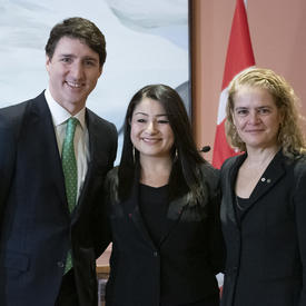 Maryam Monsef pose pour une photo aux côtés du premier ministre Justin Trudeau, à sa droite, et de la gouverneure générale Julie Payette, à sa gauche.