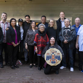 Photo de groupe avec la Gouverneure générale, Marjorie White et des membres de Circle of Eagles Lodge Society.