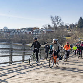 La gouverneure générale a parlé avec des cyclistes.
