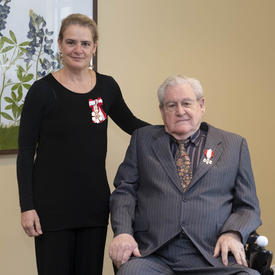 La gouverneure générale  est à côté de l'honorable Roger Philip Kerans.