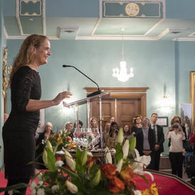 La gouverneure générale a prononcé une allocution à partir d’un podium. 
