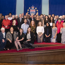 Une photo de groupe des étudiants du Collège Pearson et de la gouverneure générale.