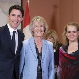 Le premier ministre, la ministre Murray et la gouverneure générale prennent une photo de groupe. 