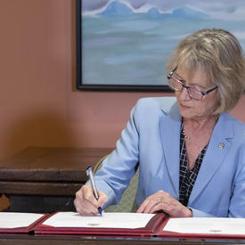 La ministre Murray signe le livre de serment. 