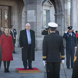 Le président d'Israël reçoit le salut royal. 