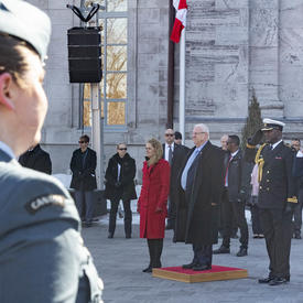 Le président d'Israël reçoit le salut royal. 