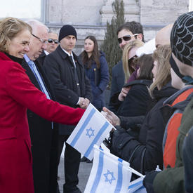 Le président d'Israël et la gouverneure générale serrent la main des membres de la communauté juive. 
