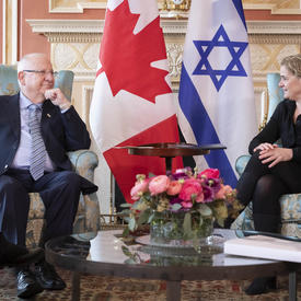Le président d'Israël et le gouverneur général sont assis côte à côte. 