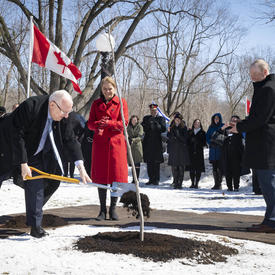 Le président d'Israël plante un arbre à l'occasion de sa visite d'État. 