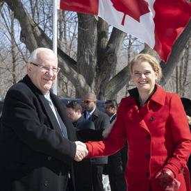 Le président d'Israël plante un arbre à l'occasion de sa visite d'État. 