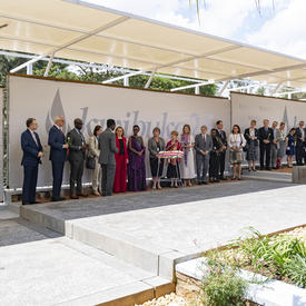 La gouverneure générale et les membres de la délégation canadienne se tiennent en ligne au Monument commémoratif du génocide de Kigali. 