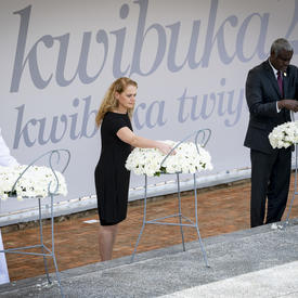 La gouverneure générale dépose une couronne au monument commémoratif du génocide de Kigali.