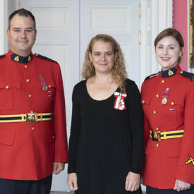 The Governor General stands between RCMP constables Dru Abernethy (left) and Leah Russell (right).