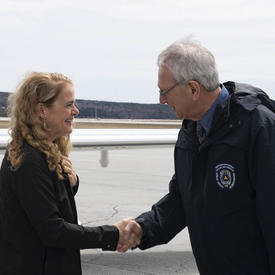 The Governor General is greeted by someone from New Brunswick’s Emergency Preparedness team.