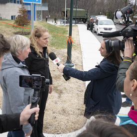 La gouverneure générale et la mairesse de Ste-Marthe-sur-le-Lac, Sonia Paulus, s'adressent aux médias. 
