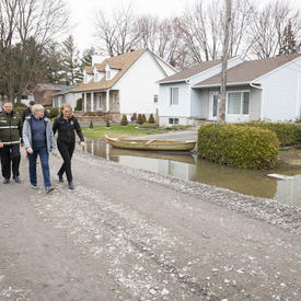 The Governor General and the Mayor of Ste-Marthe-sur-le-Lac, Sonia Paulus, are walking on the street. 