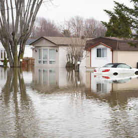 Les rues de Ste-Marthe-sur-le-Lac sont inondées. 