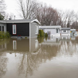 Les rues de Ste-Marthe-sur-le-Lac sont inondées. 