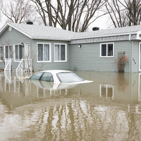 The streets of Ste-Marthe-sur-le-Lac are flooded. 