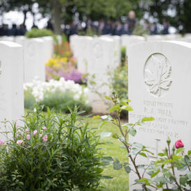 Des pierres tombales blanches au cimetière de guerre canadien de Bény-sur-Mer.