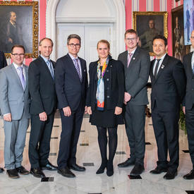 Paul Charrette et son équipe prennent une photo avec la gouverneure générale. 