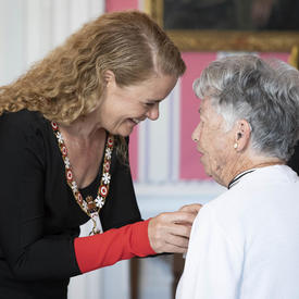 Elizabeth Hillman Waterston accepts her medal from the Governor General.