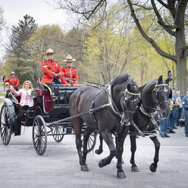 The President of the Republic of Croatia and Mr. Jakov Kitarović arrive at Rideau Hall on a horse-drawn carriage. 