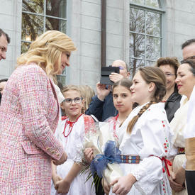 The President meets children from the Croatian community. 