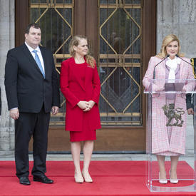 The President of the Republic of Croatia delivers remarks in front of Rideau Hall. 