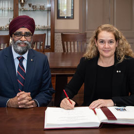 The Governor General and the Honourable Harjit S. Sajjan, Minister of National Defence sign the Royal Military College of Canada’s guest book. 
