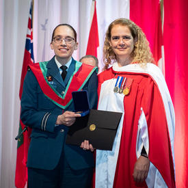 La gouverneure générale a remis la Médaille académique du Gouverneur général à l'étudiant lauréat.