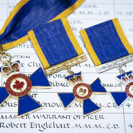 Une photo des médailles de l'Ordre du mérite militaire