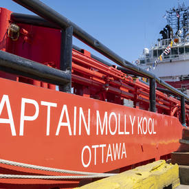 Vue de côté du navire rouge et blanc de la Garde côtière canadienne Captain Molly Kool.