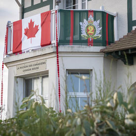 Drapeau canadien sur un bâtiment à Bernières-sur-Mer. 
