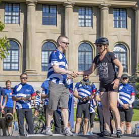 The Governor General shakes hands with a Navy Bike Ride organizer upon arriving at the event