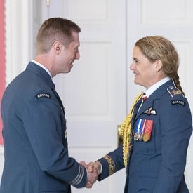 Le lieutenant-colonel Sexsmith serre la main de la gouverneure générale après avoir accepté sa médaille.