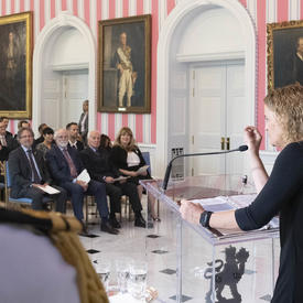 La gouverneure générale fait une allocution à un podium