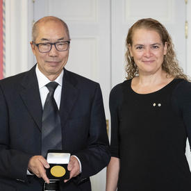 Dr. Tak Wah Mak accepts the CIHR Gold Leaf Prize from the Governor General