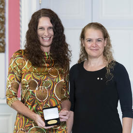 Dr. Erin Michalak accepts the CIHR Gold Leaf Prize from the Governor General