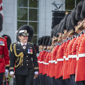 Le gouverneur général inspecte la Garde de cérémonie, accompagné par le commandant.