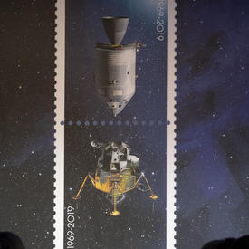 Une photo des timbres Apollo 11.