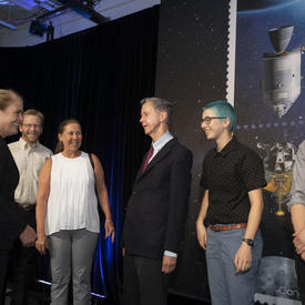 La gouverneure générale rencontre des gens qui ont travaillé sur le timbre Apollo 11.