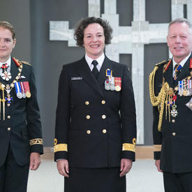 Commodore Geneviève Bernatchez poses for a photo with the Governor General and the Chief of the Defence Staff.